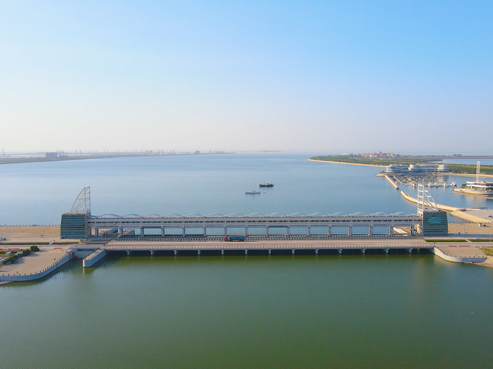 濰坊白浪河防潮閘：建于入?？诜凵迟|(zhì)海岸潮下帶，與船閘共用邊墩，