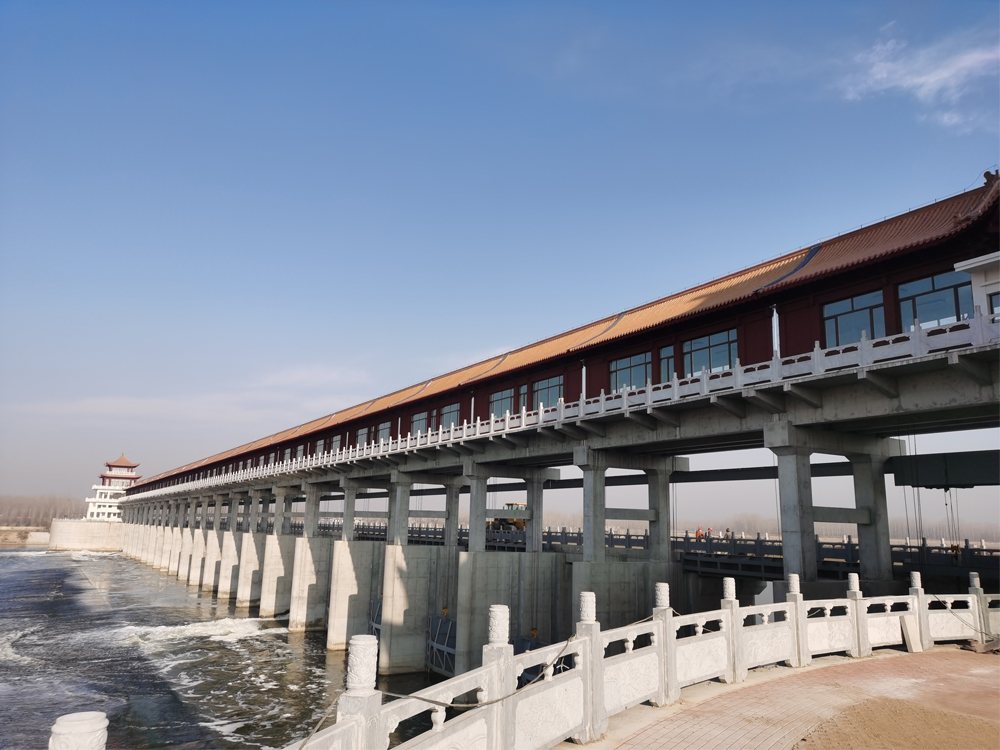 寧陽(yáng)縣堽城壩攔河閘，由鋼閘門及鋼壩結(jié)合的大型水閘